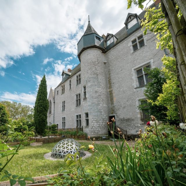 • ✨ Le @chateaubeaugency (le château de Lumières !) présente un univers lumineux et poétique qui ne vous laissera pas indifférent. Métamorphosé en un centre d’art numérique, il offre un regard différent sur le patrimoine. 🤩 

Avez-vous déjà visité ce monument ?

📸 @culturezvous 
#terresduvaldeloire