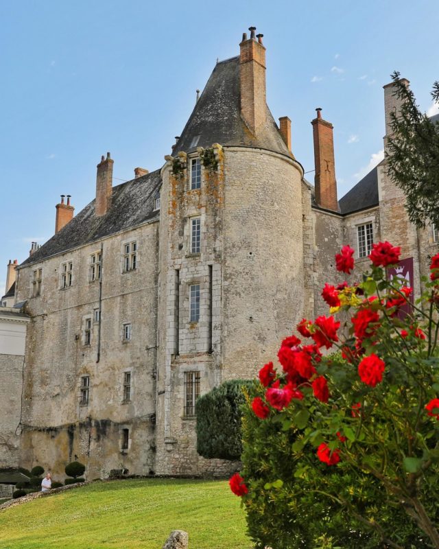 • ☀️ Et si vous profitiez de ce long week-end prolongé pour (re)découvrir le @chateaudemeung ? 

La visite inédite vous mènera des greniers aux souterrains à la découverte de plus de 2000 objets et éléments de mobilier. Franchissez les grilles de cette imposante bâtisse et vivez la vie de château ! 😍

📸 @chateauxethistoire 
#terresduvaldeloire
