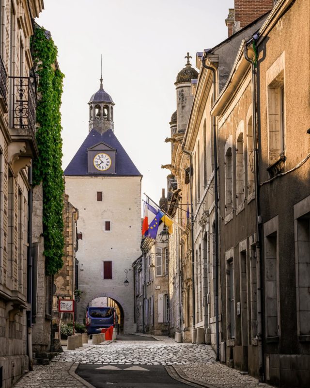 ✨ La Tour de l’Horloge à Beaugency a retrouvé son lustre d’antan à la suite d’une grande campagne de restauration. L’occasion de redécouvrir d’un nouvel œil ce monument emblématique ! 😍

📍 Cet été, l’Office de Tourisme vous invite à découvrir ce joyau à travers des visites exclusives de 30 minutes. Une occasion unique de remonter le temps !

📸 @florian_wizi 
#terresduvaldeloire