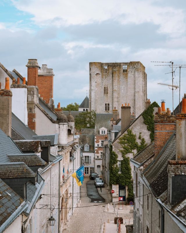 • 👀 Vue imprenable sur la Tour César et la côte médiévale depuis la Tour de l’Horloge à Beaugency !

Cet été, grimpez au sommet lors de nos visites guidées inédites ! Rendez-vous sur notre site internet pour découvrir le programme. 

📸 @florian_wizi 
#terresduvaldeloire